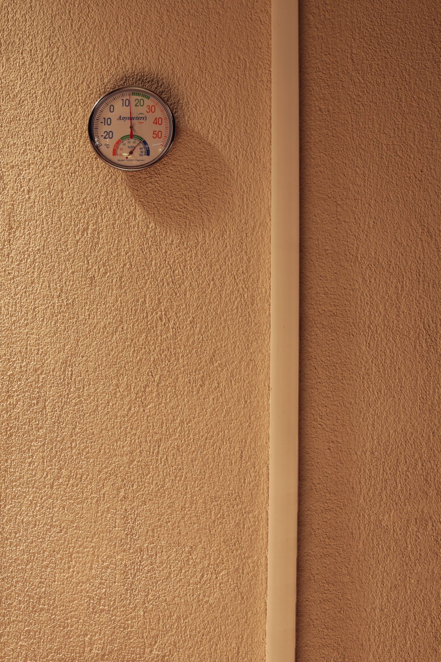 Hygrometer and home-note context used to track indoor humidity patterns